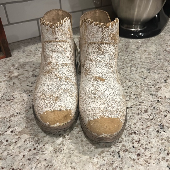 Circle G by Corral white fringe shorties boots. - Picture 2 of 5